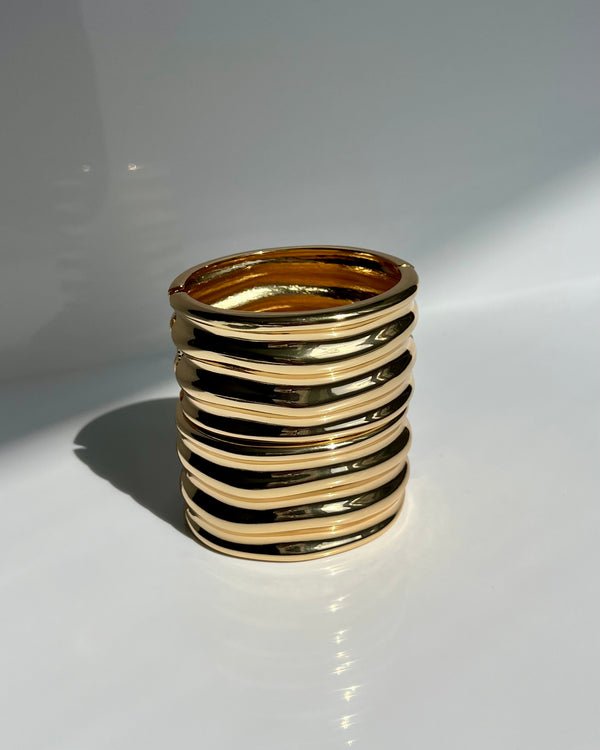LINED GOLD BANGLE